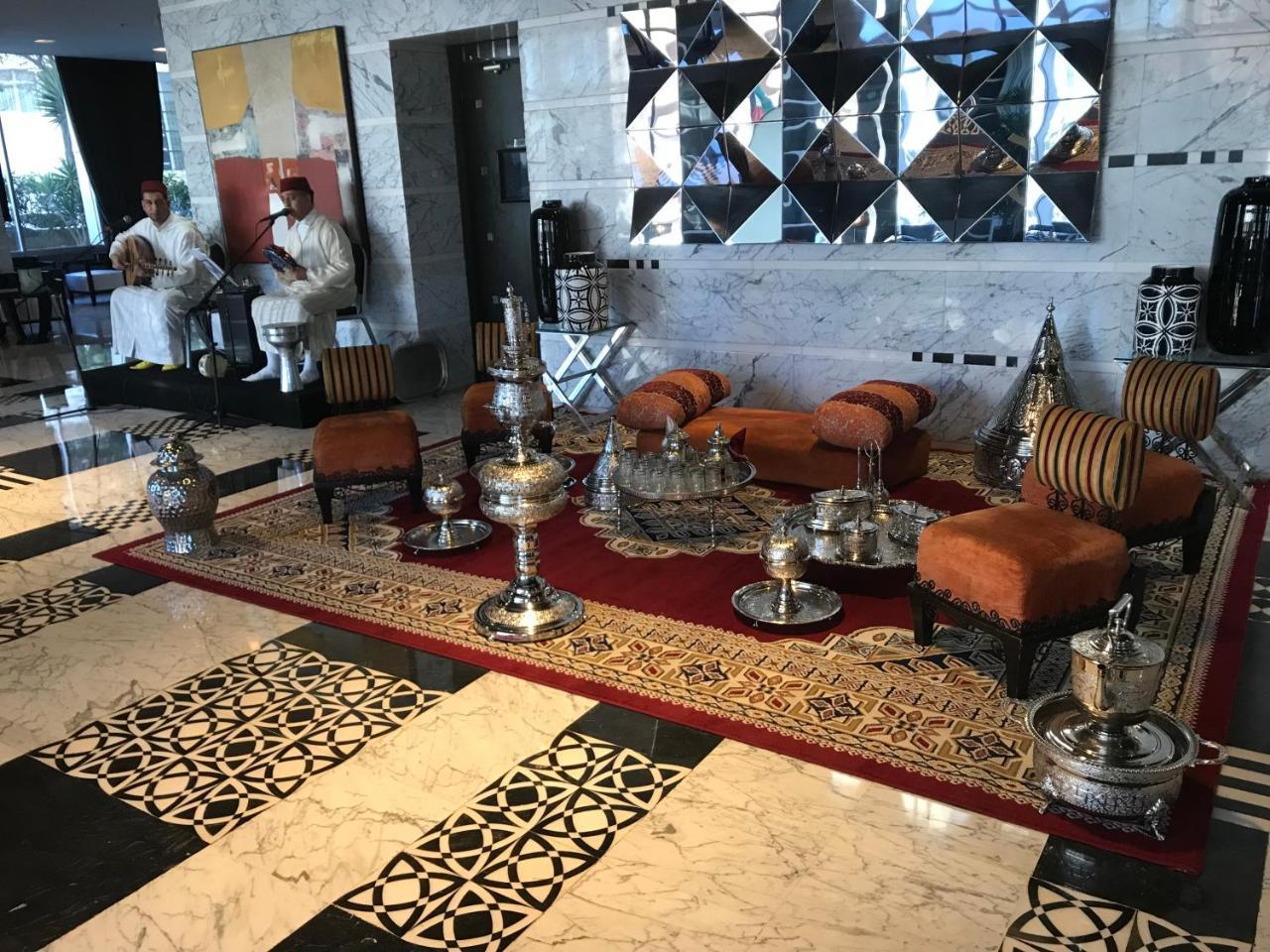 호텔 파라 카사블랑카 외부 사진 A shisha lounge at the Jumeirah Emirates Towers Hotel in Dubai